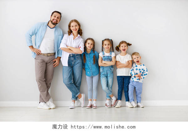 母亲父亲儿子和女儿在白色背景幸福一家人幸福家庭幸福的人